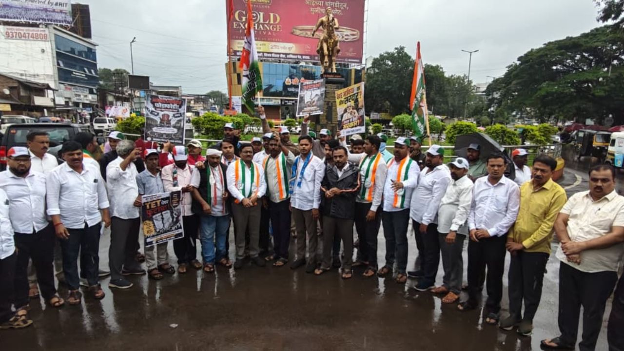 Congress Protest: विद्यार्थ्यांच्या भविष्याशी खेळणाऱ्या सरकारचा धिक्कार असो;  शिक्षणमंत्र्यांच्या राजीनाम्यासाठी काँग्रेस आक्रमक