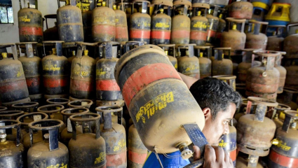 LPG Price : अरे वा…! महिन्याच्या पहिल्या दिवशी एलपीजी सिलिंडर झाला स्वस्त, ‘हे’ आहेत नवे दर