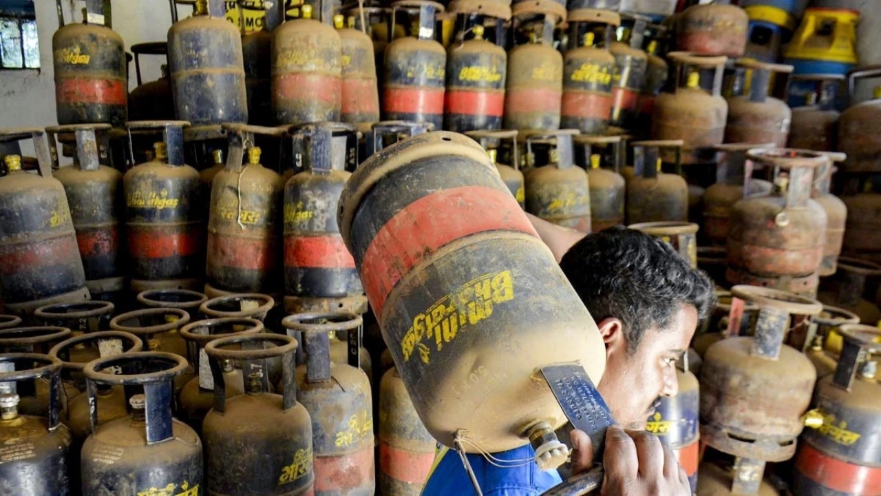 LPG Price : अरे वा…! महिन्याच्या पहिल्या दिवशी एलपीजी सिलिंडर झाला स्वस्त, ‘हे’ आहेत नवे दर