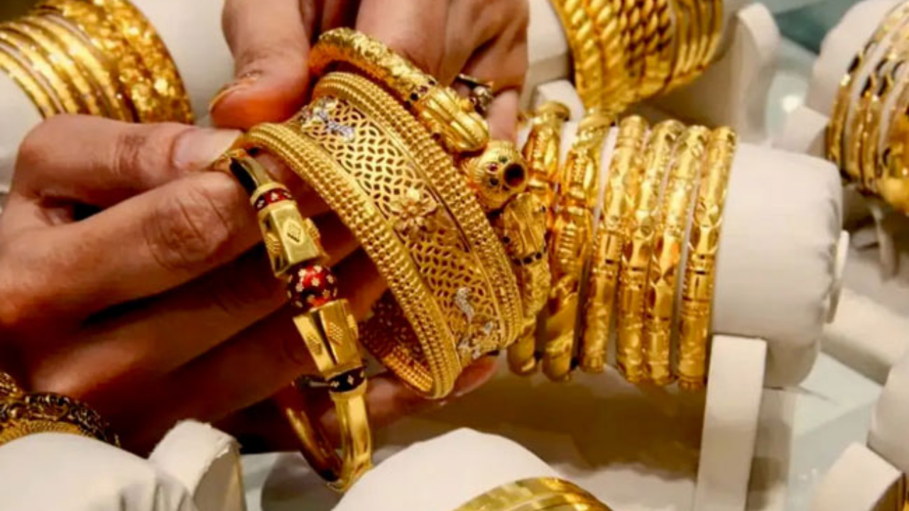Gold Rate Alert: हीच का ती वेळ…? आता सोनं खरेदी करणं योग्य आहे की भाव आणखी घसरणार? जाणून घ्या तज्ज्ञांचा सल्ला