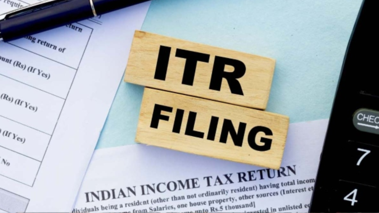 ITR Rules: कमी इनकम असलेल्यांनाही बसणार दंड? वर्षाला 4 लाख कमाईवालेही ‘या’ लिस्टमध्ये, नेमका नियम काय?