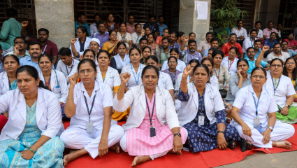 Health Workers Protest: आरोग्य कर्मचाऱ्यांचा ‘अन्नत्याग’! वसई-विरार महापालिकेच्या 500 कर्मचाऱ्यांचा वेतन हक्कासाठी लढा