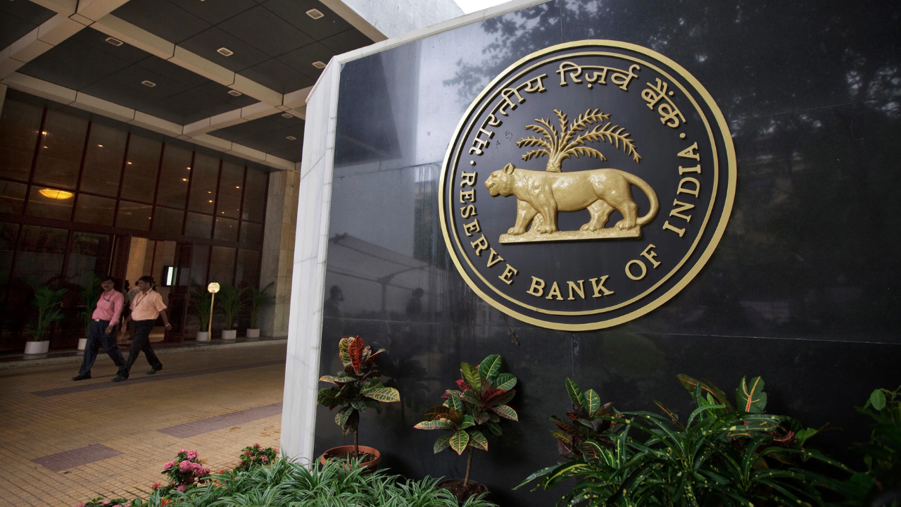 RBI चा मोठा मास्टरस्ट्रोक! Swap योजनेमुळे देशात तब्बल 85 अब्ज डॉलरचा परकीय निधी येण्याचा अंदाज; SBI चा अहवाल