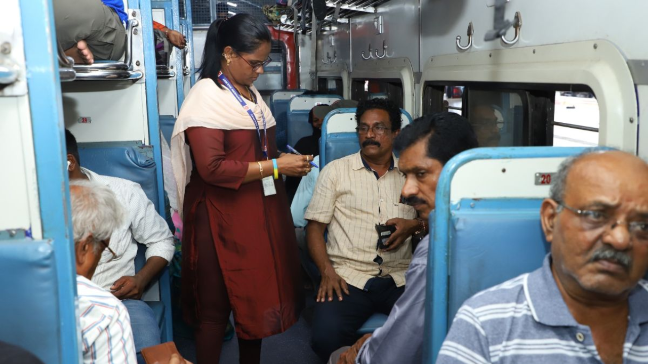 Train Ticket Alert : रेल्वेच्या ‘या’ नव्या नियमामुळे लोकं नाराज; तुम्हालाही भरावा लागू शकतो दंड, ‘ही’ चूक करणं टाळा