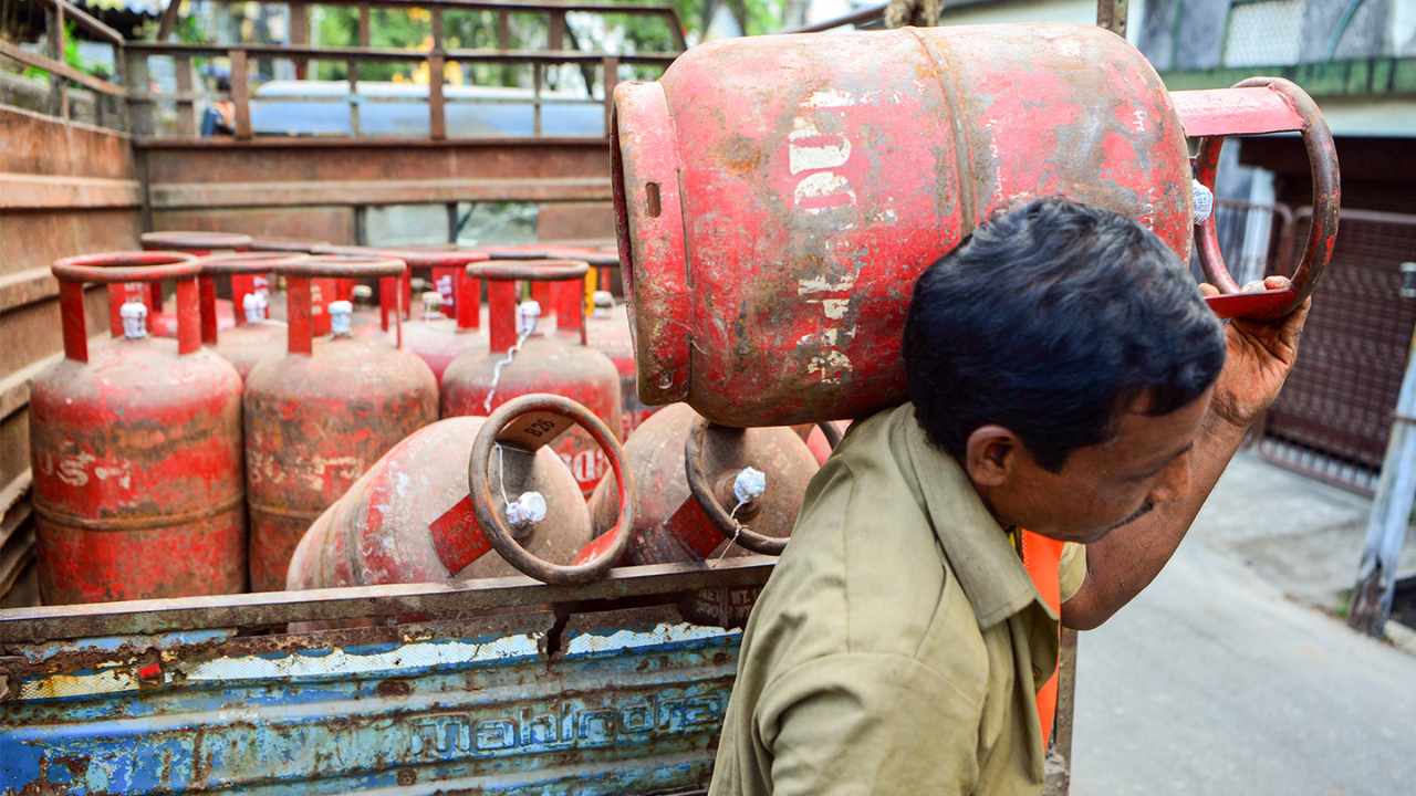 LPG Connection : रांगेत उभं राहणं सोडा आता काही मिनिटांत मिळणार नवीन गॅस कनेक्शन! डिलिव्हरीही होणार सुपरफास्ट
