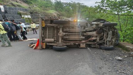 Matheran Accident : माथेरानहून परतणाऱ्या पर्यटकांवर संकट; ओव्हरलोड टेम्पो घाटात कलंडला, सात जण जखमी