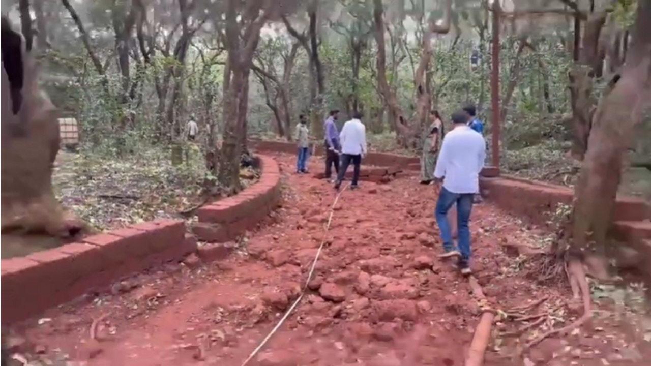 रेकॉर्डब्रेक पावसाचा माथेरानला फटका, शारलोट लेक ते सनसेट पॉईंट रस्ते खराब,पर्यटकांच्या सुरक्षेसाठी नगरपरिषदेचा महत्त्वाचा निर्णय