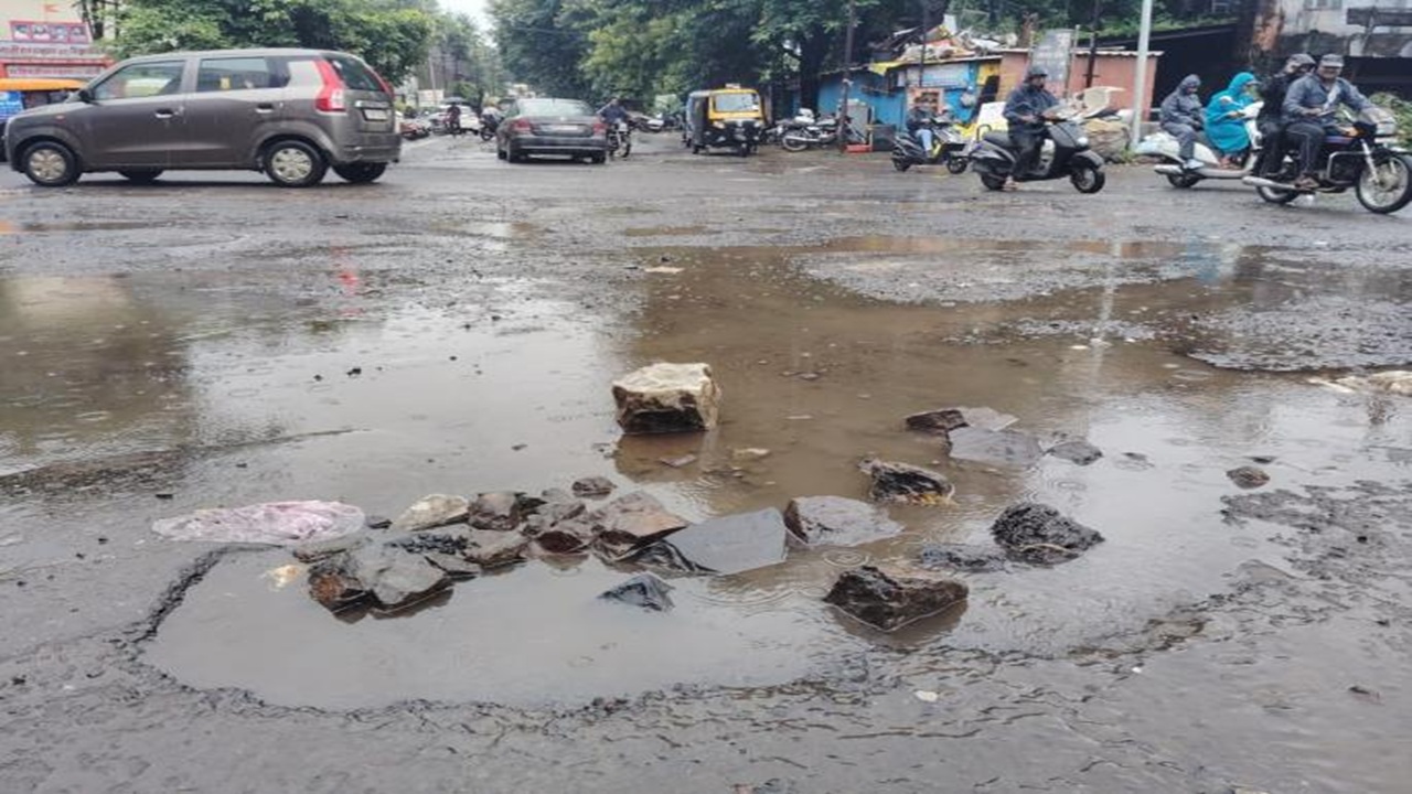 Mira Bhayandar News : 450 कोटींचे रस्ते आणि 42 कोटींचे खड्डे; मीरा-भाईंदर महापालिकेचा ‘विकास’ की जनतेच्या पैशांची उधळपट्टी?