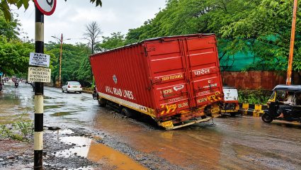 Nashik News: ‘रस्ते की खड्डे?’ सिंहस्थाच्या नावाखाली निधीची उधळपट्टी; नागरिकांचा प्रशासनावर संताप