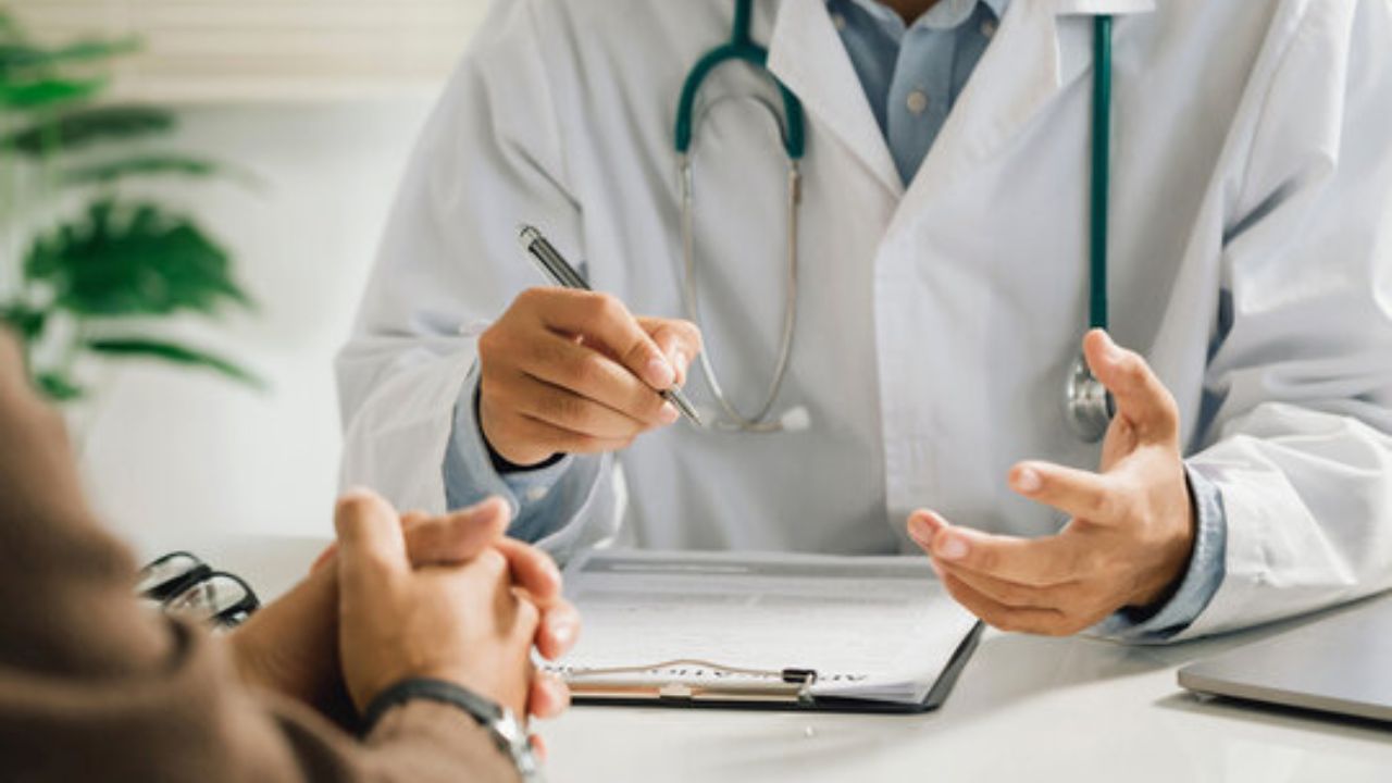 National Doctors Day : डॉक्टर गुगलवर विश्वास ठेवताय?आरोग्यासाठी ठरु शकते धोकादायक; तज्ज्ञांकडून महत्त्वपूर्ण इशारा