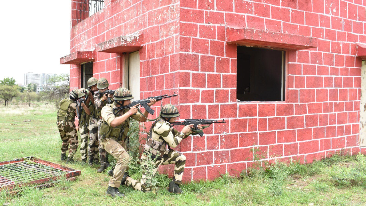 शत्रूंची दाणादाण उडणार! Indian Army अन् CISF चा पुण्यात संयुक्त सराव; अंतर्गत सुरक्षा…