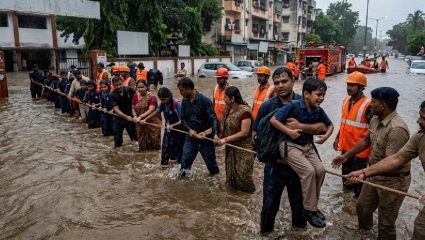 Nagpur मध्ये सुटकेचा थरार! ८०० विद्यार्थी तीन-चार फूट पाण्यात अडकले; मानवी साखळी करत…, पहा Video