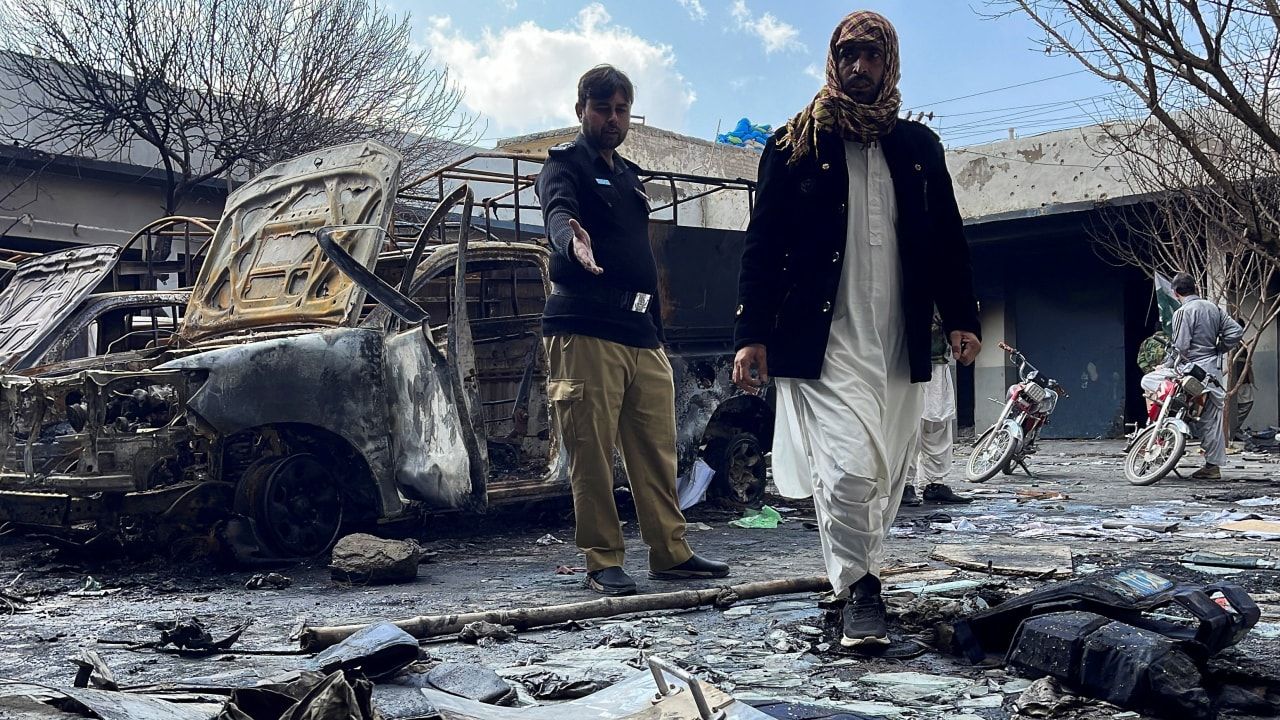 Pak-Baloch Conflict : बलुचिस्तान पुन्हा पेटलं! BLA ने पाकिस्तानी सैन्याच्या बसला स्फोटकांनी उडवलं; ४५ जवान ठार झाल्याचा दावा