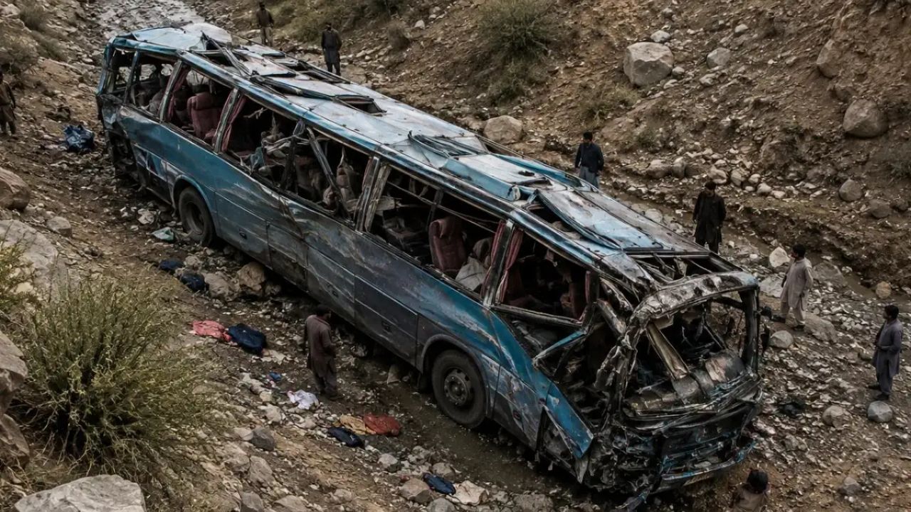 Pakistan Bus Accident : पाकिस्तानमध्ये भीषण अपघात! प्रवासी बस दरीत कोसळून ३० हून अधिक लोकांचा मृत्यू