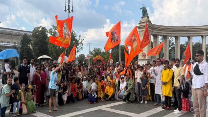 सातासमुद्रापार घुमला विठ्ठलनामाचा गजर! लंडनहून निघाली पंढरीची दिंडी; ११ देशांचा प्रवास करून विठुरायाच्या भेटीसाठी येणार पादुका