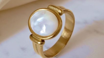 Pearl Gemstone: या राशींच्या लोकांनी मोती रत्न परिधान करणे पडू शकते महागात, जाणून घ्या धारण करण्याचे नियम