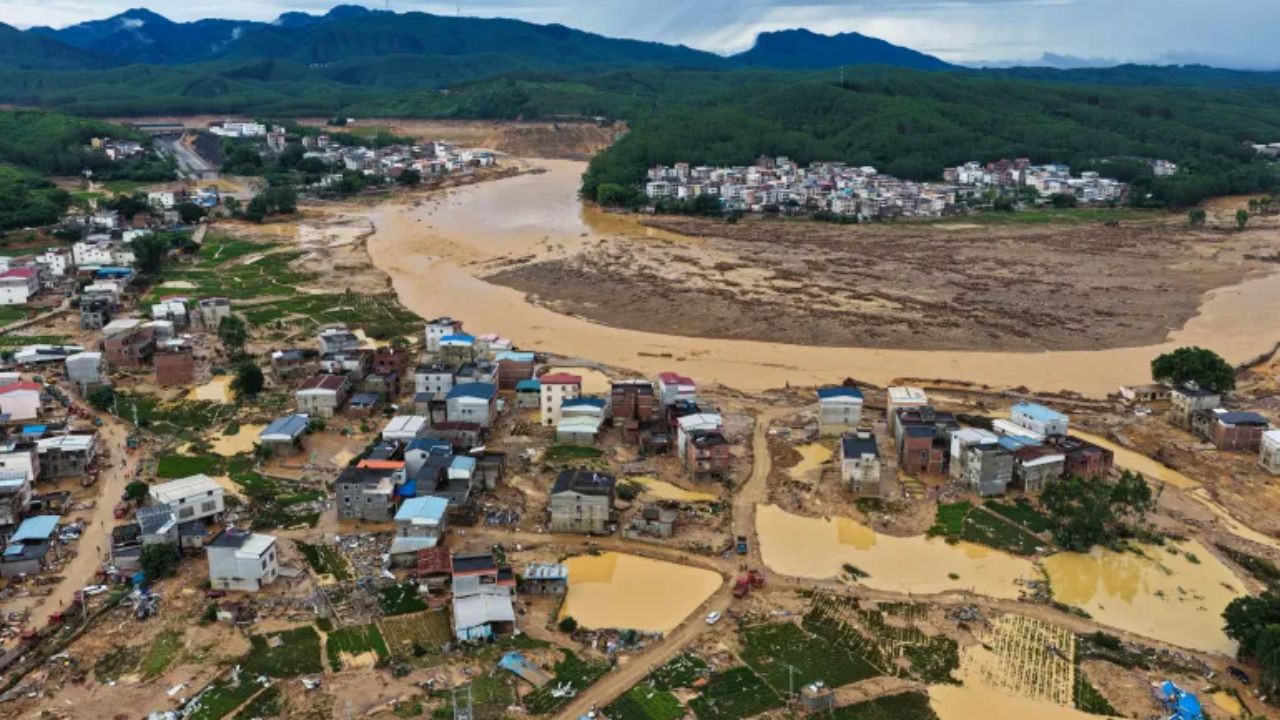 China Floods : चीनमध्ये धरण कोसळल्याने प्रचंड विध्वंस, 39 जणांचा मृत्यू, 9 जण बेपत्ता; अनेक प्रांतांमध्ये सतर्कतेचा इशारा
