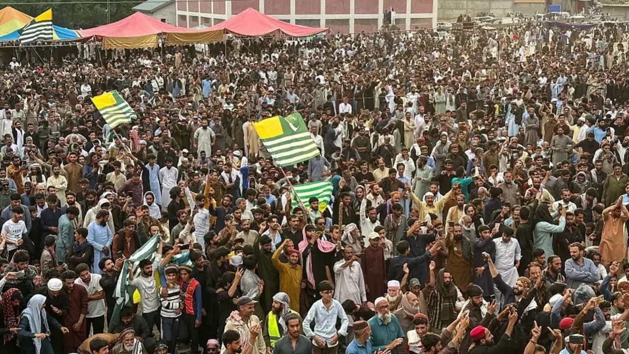PoK Protests: काश्मिरींच्या हातात बंदुका पाकिस्तानी सैन्यानेच दिल्या’; PoK मधील मोठ्या नेत्याचा खळबळजनक कबुलीजबाब, पाहा VIDEO