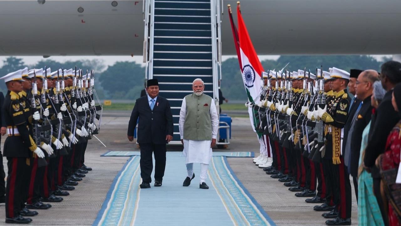 PM Modi Indonesia visit : प्रथेचे उल्लंघन करत राष्ट्रपती विमानतळावर धावले; पंतप्रधान मोदींचे इंडोनेशियात भव्य स्वागत