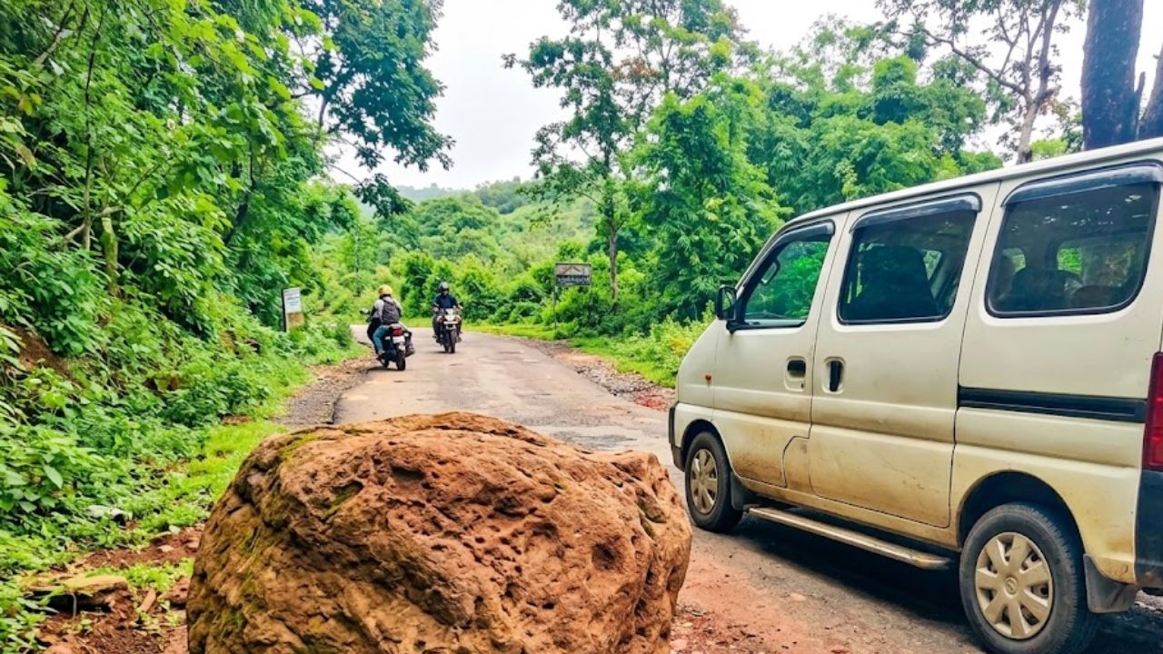 Raigad News: नेरळ साकव पुलाचे काम अर्धवट; सुरक्षा कठडे नसल्याने नागरिकांचा जीव धोक्यात, ठेकेदाराच्या निष्काळजीपणावर संताप