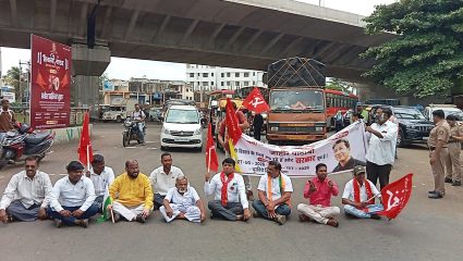 कोल्हापूर नाक्यावर रास्ता रोको आंदोलन; वांगचुक यांच्या आंदोलनाला शेकाप, रासपसह बळीराजा शेतकरी संघटनेचा पाठिंबा
