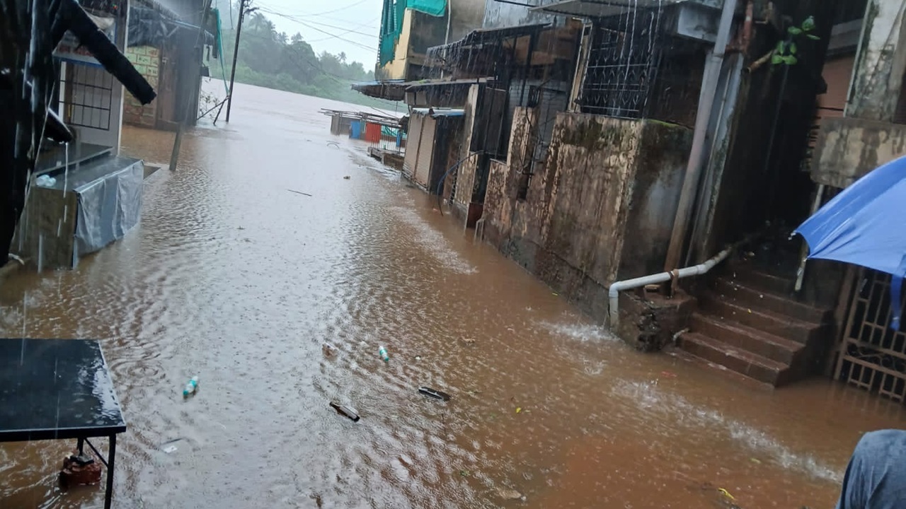 Ratnagiri Heavy Rain : खेड शहरावर पुन्हा पुराचे सावट; जगबुडी नदी ७.७० मीटरवर, बाजारपेठेत पाणी शिरले