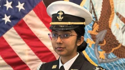 NJROTC : कोण आहे 300 अमेरिकी नौदल कॅडेट्सचे नेतृत्व करणारी 17 वर्षीय रिद्धी चौहान? जाणून घ्या तिची रंजक कहाणी