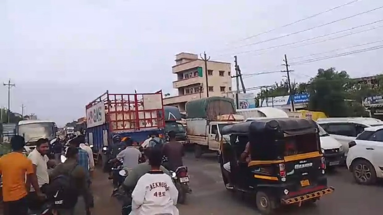 चाकण MIDC परिसरात मोठी वाहतूक कोंडी; केवळ 10 किलोमीटर अंतरासाठी लागले तब्बल तीन तास