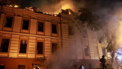 Russia Ukraine War : रशियाचा युक्रेनवर पुन्हा मोठा हल्ला! डझनभर बॅलेस्टिक मिसाइल्स अन् क्षेपणास्त्रांचा मारा