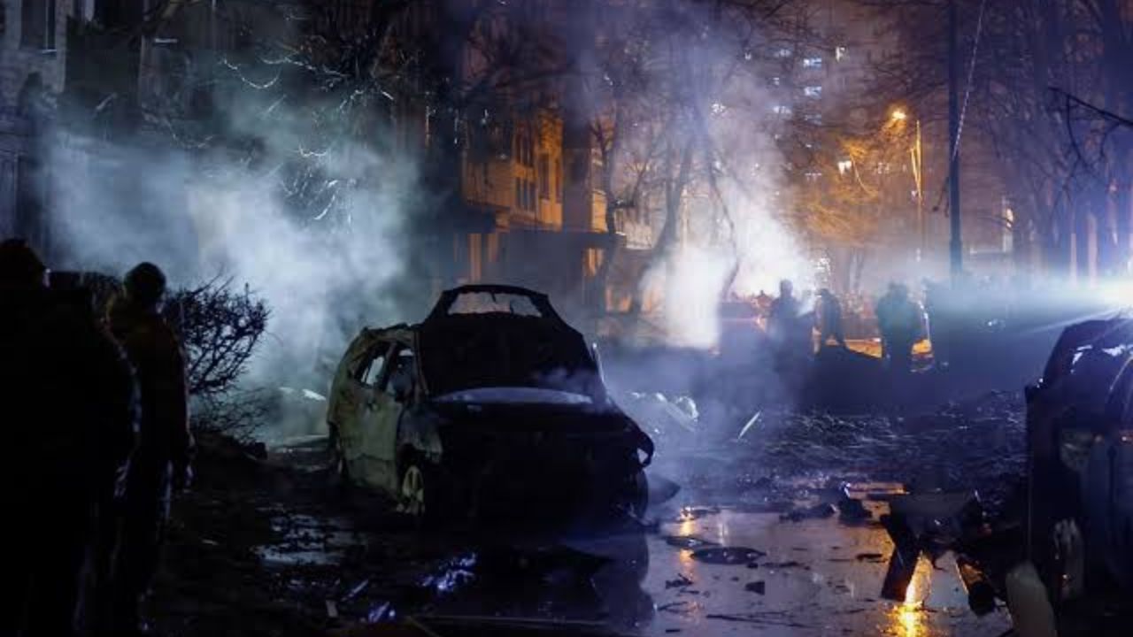 Russia Ukraine War : रशिया युक्रेन युद्ध आणखी चिघळले! राजधानी कीव्हवर क्षेपणास्त्र आणि ड्रोनचा भीषण प्रहार, देशभरात हाय अलर्ट