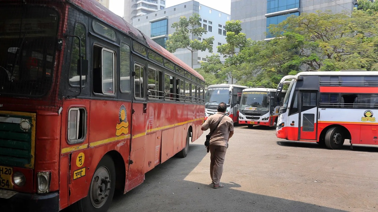 ST Bus Fare Hike : एसटी प्रवाशांना झटका! 10% हंगामी भाडेवाढीला 31 जुलैपर्यंत मुदतवाढ, तिकीट किती रुपयांनी महागणार?