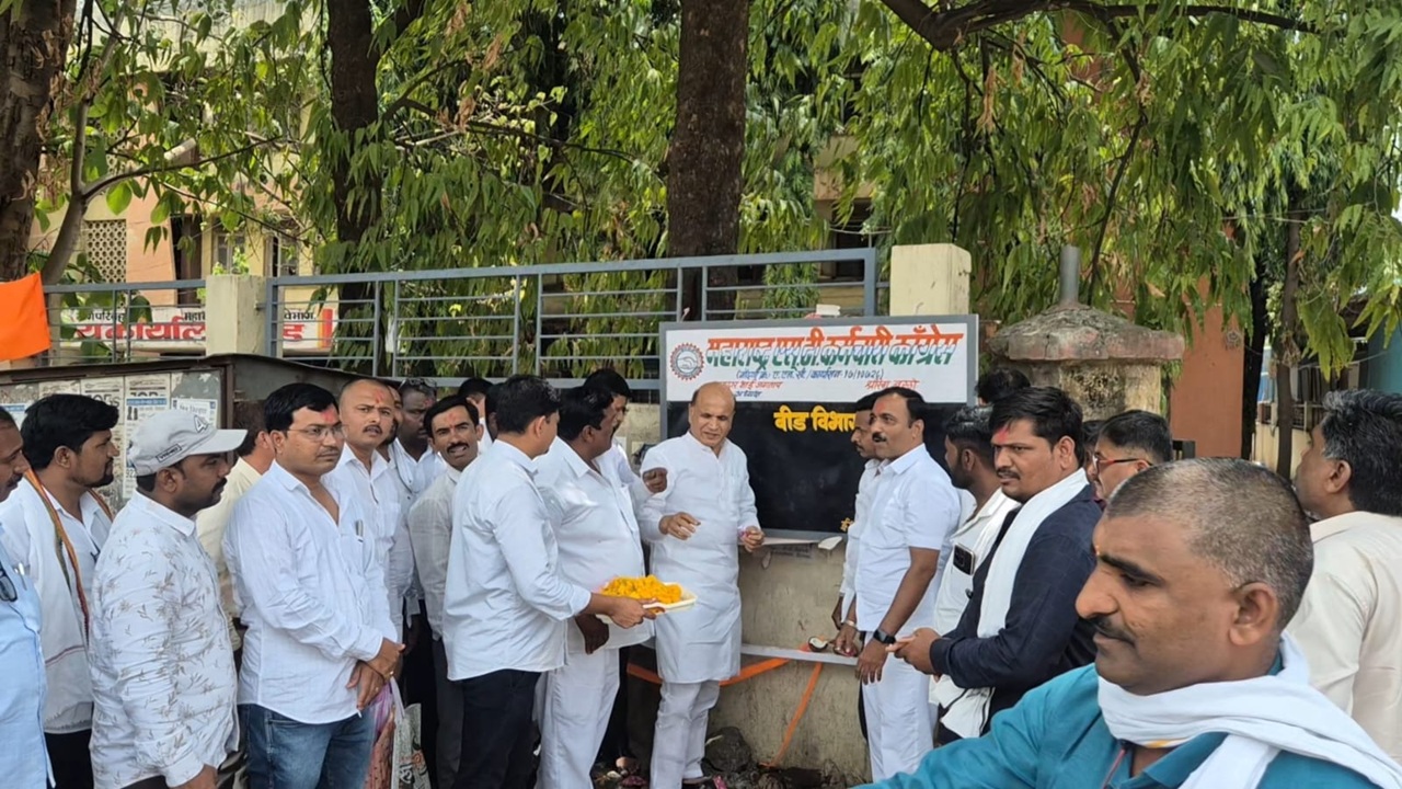 ‘ज्येष्ठ कर्मचाऱ्यांना दुय्यम वागणूक, आत्मसन्मानासाठी संघर्षाची भूमिका घ्यावी लागेल’, एसटी कर्मचारी काँग्रेसचा बीड विभागाला इशारा