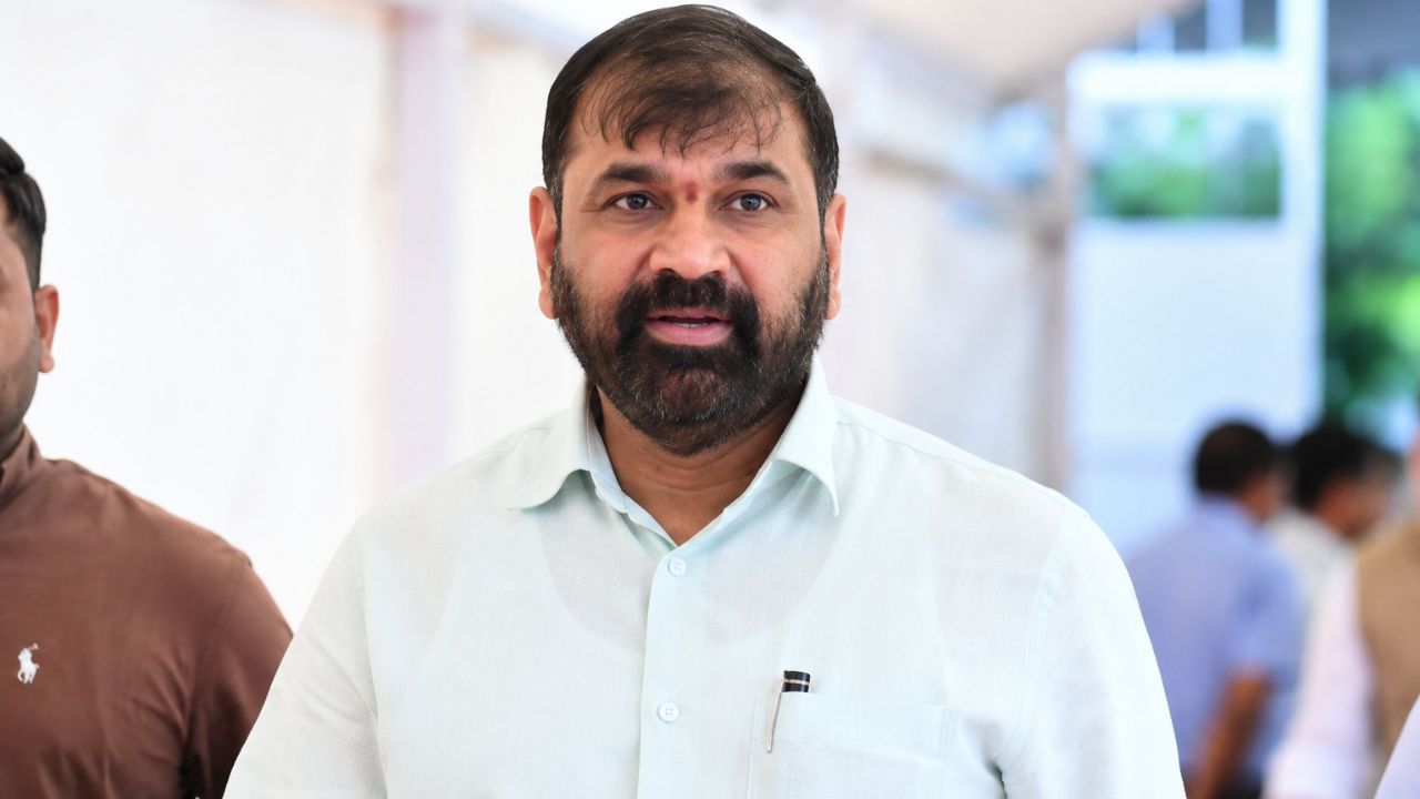 Sachin Ahir : ठाकरे गटातून शिंदे सेनेत, आता उपसभापतीपदाचीही लॉटरी; सचिन अहिर बिनविरोध विजयी