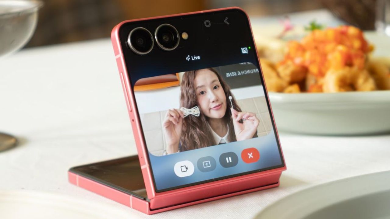 Samsung ची लोकप्रिय Galaxy Z Flip सीरीज होणार बंद? टिप्स्टरने दिले महत्त्वाचे संकेत, वाचा सविस्तर