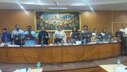 सातारा जिल्हा परिषदेच्या सर्वसाधारण सभेत गदारोळ; अधिकाऱ्यांच्या गैरहजेरीवरून सत्ताधारी-विरोधक आमनेसामने