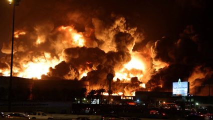Saudi Aramco: होदेदाहचा सूड! येमेनी ड्रोन्सचा सौदीच्या अरामको रिफायनरीवर भयानक क्षेपणास्त्र हल्ला; अनेक शहरांमध्ये वीजपुरवठा खंडित