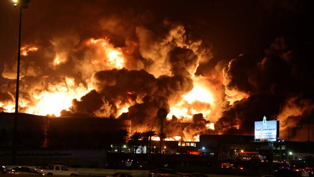 Saudi Aramco: होदेदाहचा सूड! येमेनी ड्रोन्सचा सौदीच्या अरामको रिफायनरीवर भयानक क्षेपणास्त्र हल्ला; अनेक शहरांमध्ये वीजपुरवठा खंडित