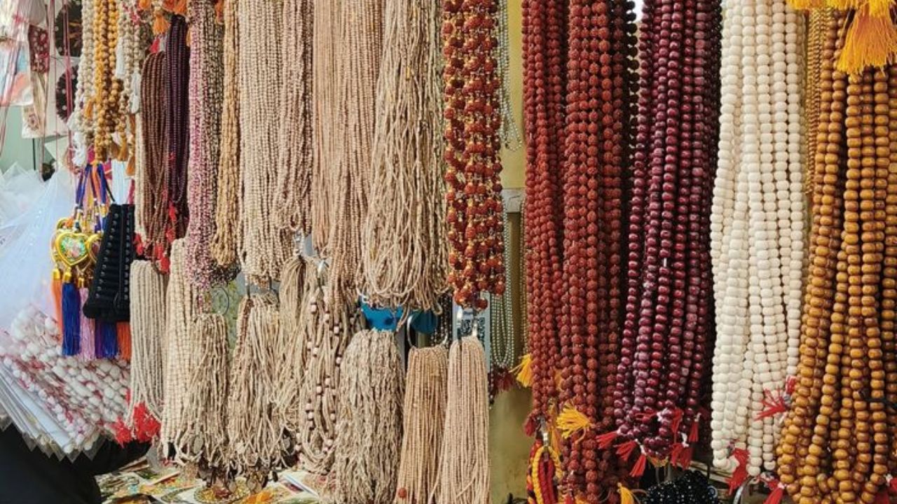 Tulsi Mala: तुळशीची माळ खरेदी करण्यापूर्वी जाणून घ्या अस्सल की बनावट माळेतील फरक