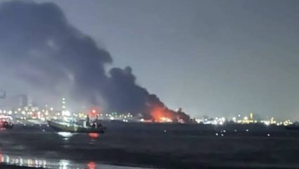 US Airstrikes Iran : होर्मुझ तणाव चिघळला! तीन जहाजांवरील हल्ल्यानंतर अमेरिकेचे इराणवर हवाई हल्ले; अनेक लष्करी तळांना लक्ष्य