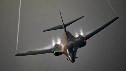 US-Iran War: अमेरिकेचे सर्वात घातक B-1 Lancer बॉम्बर मैदानात; इराणच्या IRGC तळांवर भीषण हल्ला, तेहरान उडवून देण्याचा इशारा