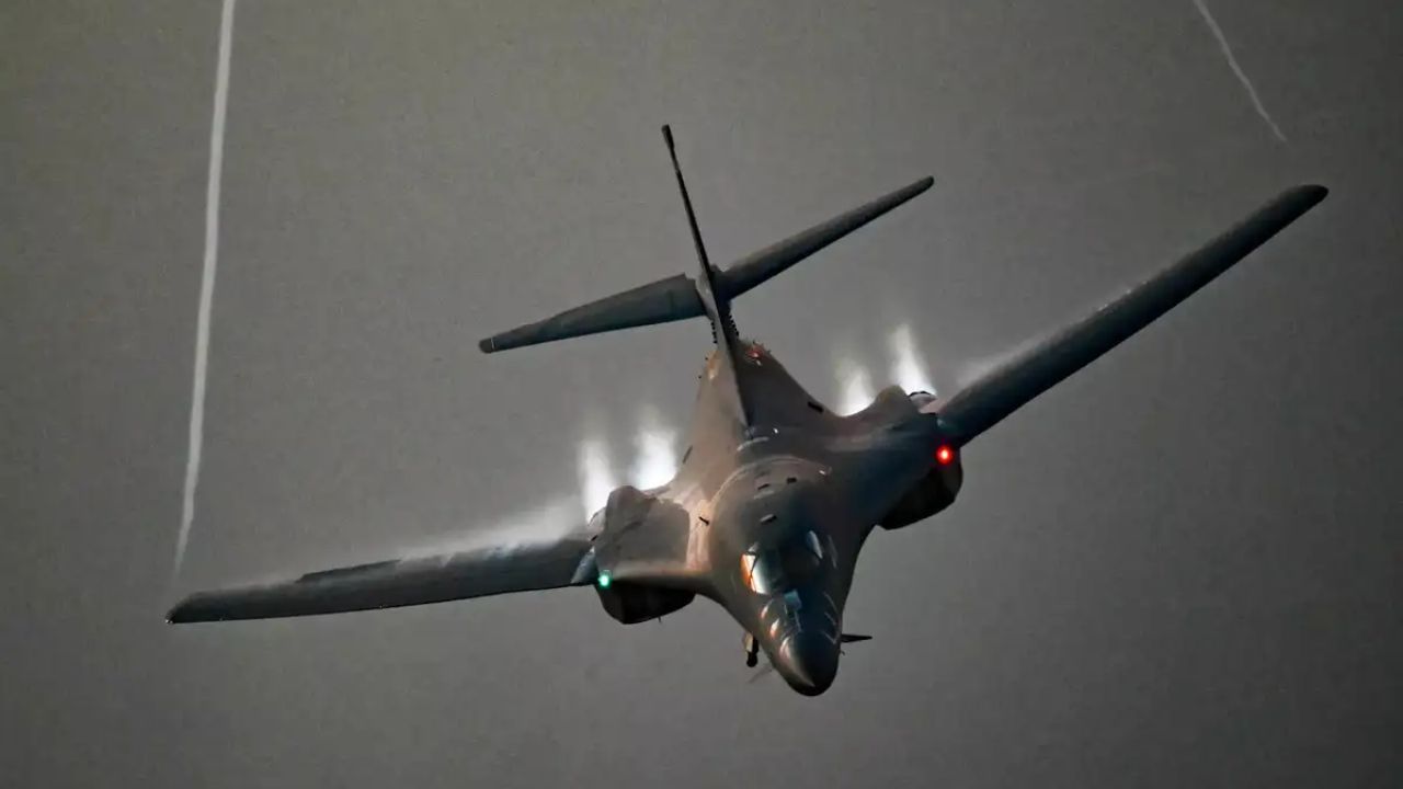 US-Iran War: अमेरिकेचे सर्वात घातक B-1 Lancer बॉम्बर मैदानात; इराणच्या IRGC तळांवर भीषण हल्ला, तेहरान उडवून देण्याचा इशारा