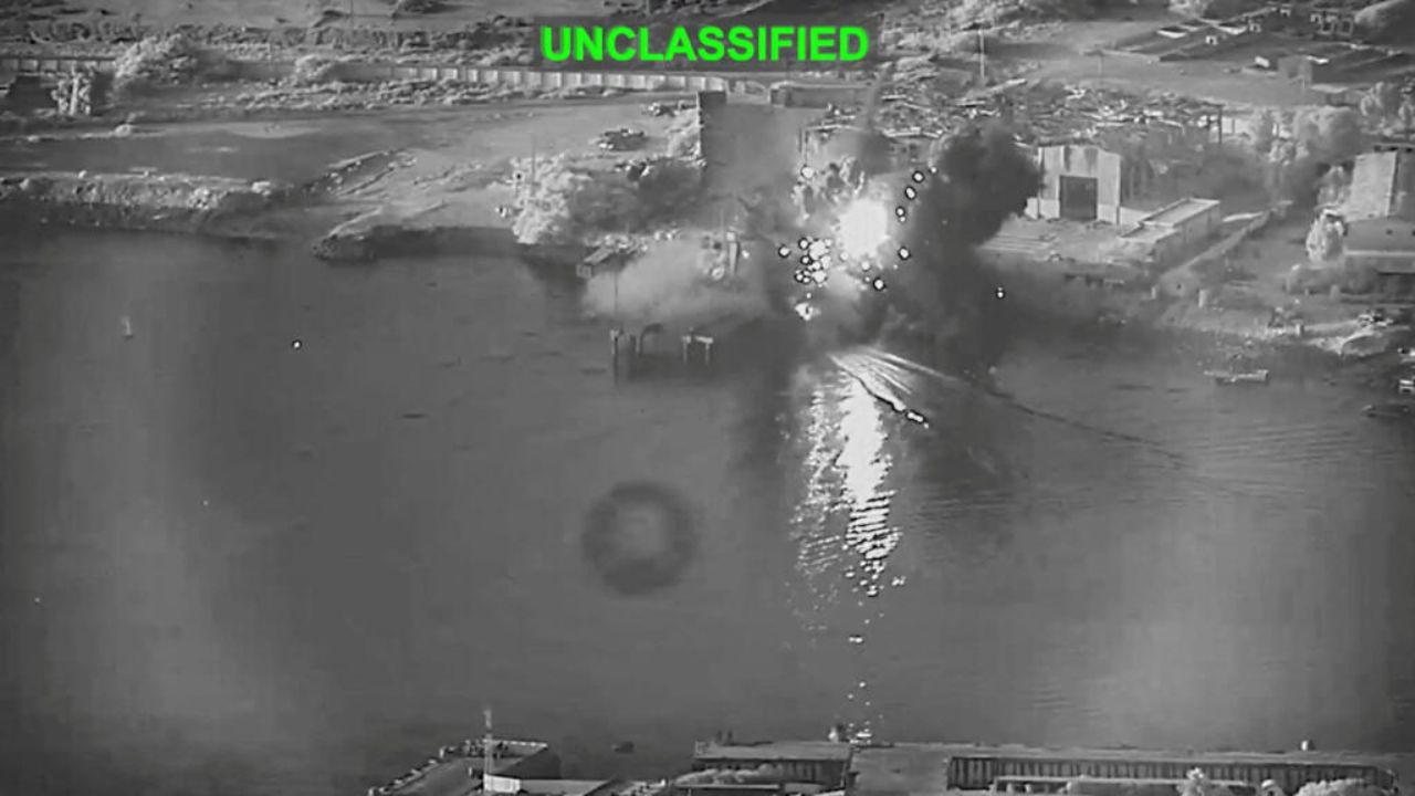 US-Iran War: अमेरिकेचा इराणवर सलग 13 व्या रात्री भीषण हल्ले; होर्मुझच्या वादाने पेटले आखात, क्रूड ऑइल 100 डॉलर पार