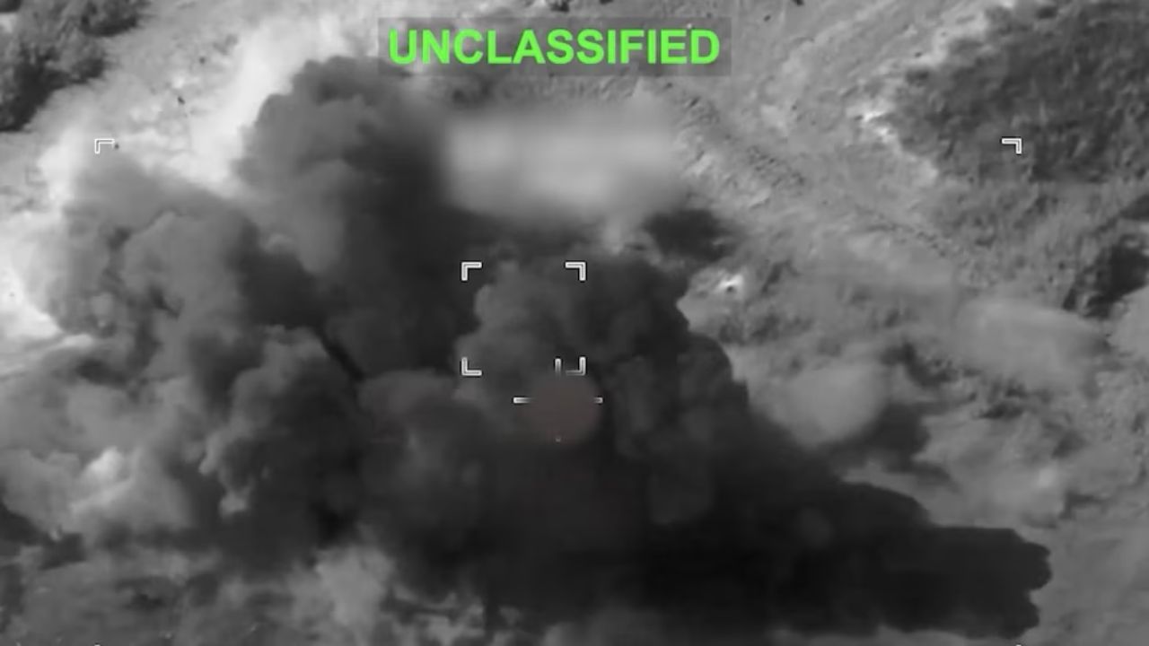 US Strikes Iran: इराणवर अमेरिकेचा 7 तास थरारक बॉम्बहल्ला! होर्मुझ सामुद्रधुनीजवळ युद्ध पेटले; युद्धनौका आणि लढाऊ विमाने मैदानात