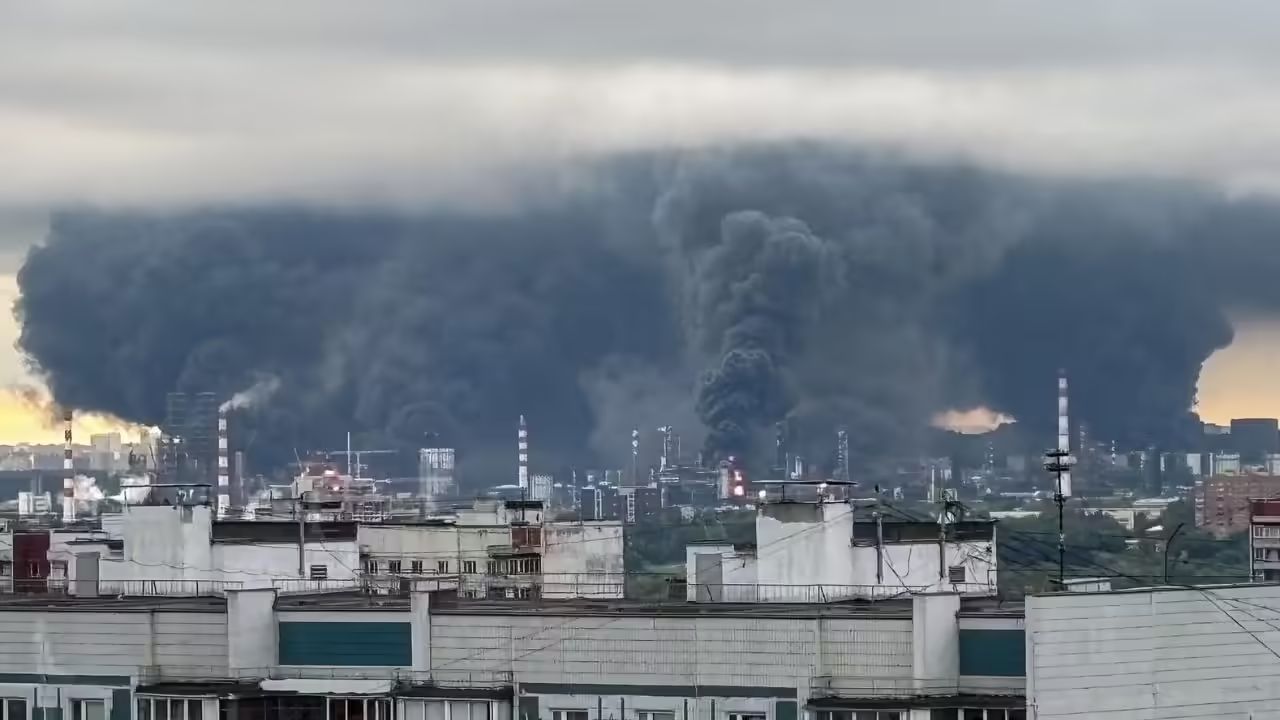 Russia Fuel Crisis: युक्रेनच्या ड्रोन हल्ल्यांनी रशियाची कोंडी; पेट्रोलसाठी 12 तासांच्या रांगा, सरकारने लागू केले ‘वर्क फ्रॉम होम’