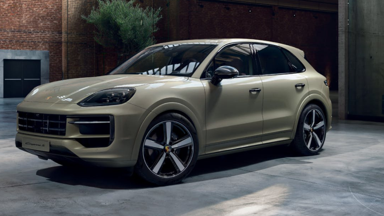 Porsche Cayenne (पोर्श कायेन) ही पोर्शची जगभरात सर्वाधिक विकली जाणारी आणि अत्यंत लोकप्रिय अशी पूर्ण आकाराची लक्झरी एसयूव्ही (SUV) आहे. दमदार व्ही६ (V6) किंवा व्ही८ (V8) इंजिन पर्याय, ५-स्टार सुरक्षा आणि प्रशस्त केबिन ही या कारची मुख्य वैशिष्ट्ये आहेत. ही कार ऑफ-रोडिंग आणि कौटुंबिक प्रवासासाठी अत्यंत आरामदायक आणि स्टेटस सिम्बॉल मानली जाते.