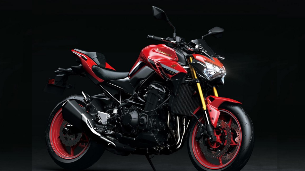 Kawasaki Z900 50th Anniversary Edition: कावासाकी 'Z' सिरीजच्या ५० व्या वर्षपूर्तीनिमित्त लाँच झालेल्या या बाईकला १९७० च्या दशकातील 'फायरक्रॅकर रेड' हा विंटेज कलर देण्यात आला होता. ५० व्या वर्धापनदिनाचा विशेष लोगो आणि सोन्याच्या रंगाचे सस्पेन्शन यामुळे ही बाईक कलेक्टर्सच्या पसंतीस उतरली.