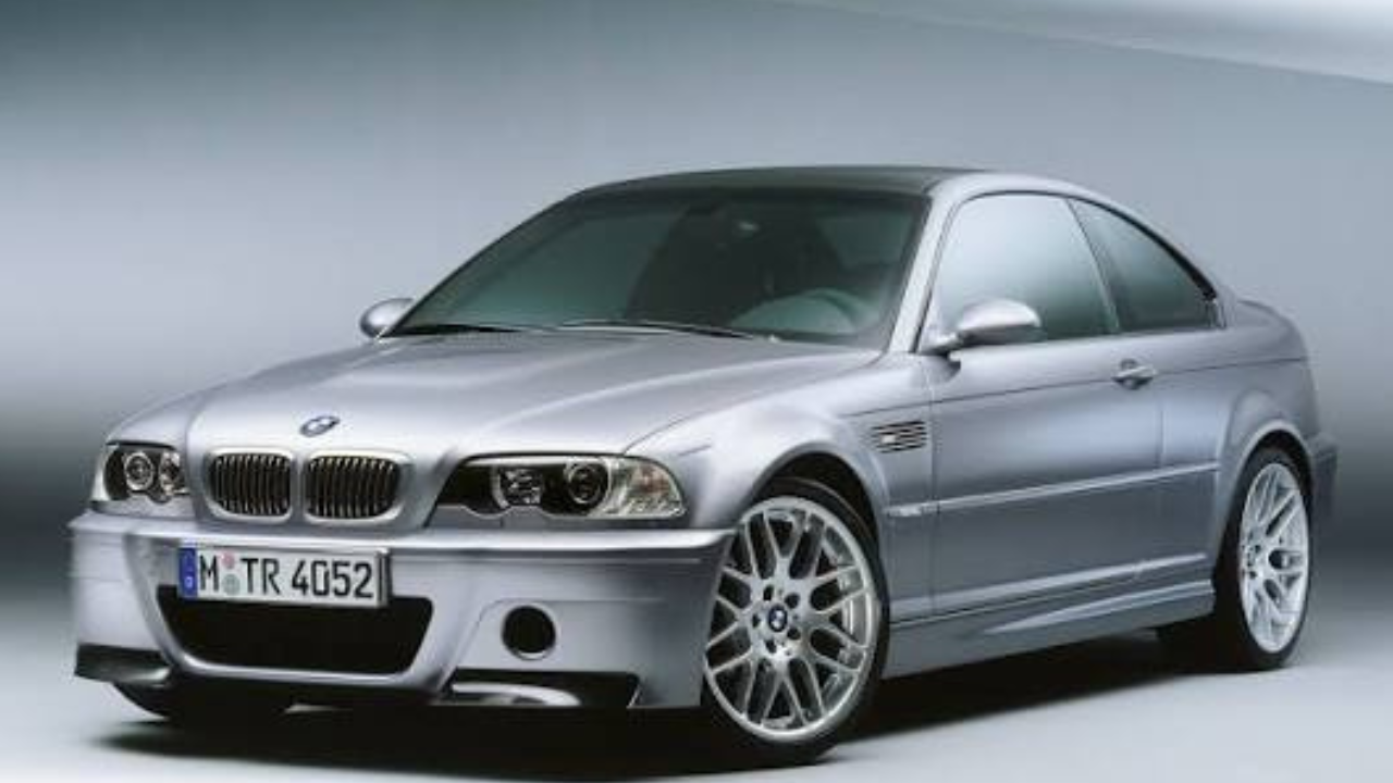 BMW E46 M3 सीएसएल (BMW E46 M3 CSL - 2003) 'कूपे स्पोर्ट लाईटवेट' म्हणून ओळखल्या जाणाऱ्या या कारचे वजन कमी करण्यासाठी कार्बन फायबरचा मोठ्या प्रमाणावर वापर केला गेला होता. या दुर्मिळ मॉडेलचे जगभरात केवळ १,३८३ युनिट्स उत्पादित करण्यात आले होते. तिच्या अतुलनीय हाताळणी आणि नैसर्गिकरित्या एस्पिरेटेड इंजिनच्या आवाजामुळे ही गाडी संकलकांमध्ये अत्यंत मौल्यवान मानली जाते.