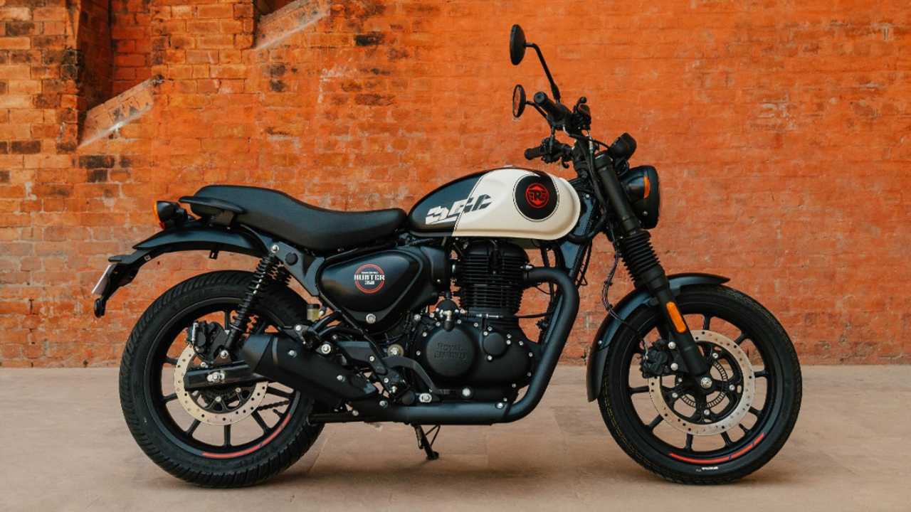 रॉयल एनफिल्ड हंटर ३५० (Royal Enfield Hunter 350) रॉयल एनफिल्डची हंटर ३५० ही भारतातील सर्वाधिक लोकप्रिय आणि परवडणाऱ्या रोडस्टर बाइक्सपैकी एक आहे. यात ३४९ सीसीचे दमदार इंजिन दिले असून शहरात चालवण्यासाठी ही बाइक अतिशय हलकी आणि सुटसुटीत आहे. मॉडर्न-क्लासिक लुक आणि उत्तम मायलेजमुळे ही बाइक तरुण पिढीमध्ये प्रचंड पसंत केली जाते.