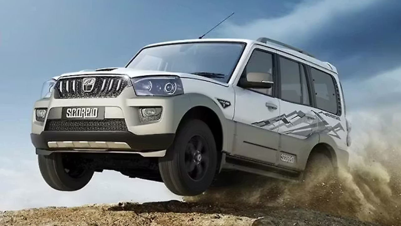 महिंद्रा स्कॉर्पिओ 'अ‍ॅडव्हेंचर एडिशन' (Scorpio Adventure) लांबच्या ट्रॅव्हल लव्हर्ससाठी महिंद्राने स्कॉर्पिओची ही स्पेशल एडिशन सादर केली होती. राकट स्कॉर्पिओला बोल्ड लुक देण्यासाठी ड्युअल-टोन पेंट स्कीम (पांढरा आणि राखाडी रंग), ऑल-ब्लॅक अलॉय व्हील्स, रेड ब्रेक कॅलिपर्स, स्मोक्ड टेल लॅम्प्स आणि रिव्हर्स पार्किंग कॅमेरा देण्यात आला होता.