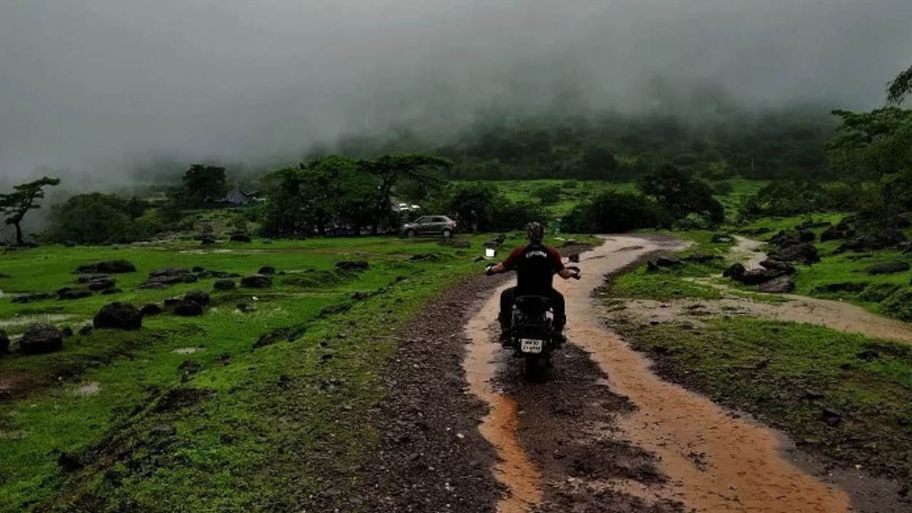 राजमाची ट्रॅक (लोणावळा)- लोणावळ्याजवळ असलेला राजमाची किल्ला आणि तिथला रस्ता ऑफ-रोडर्सचा ऑल-टाईम फेव्हरेट आहे. पावसाळ्यात येथील दगड-धोंड्यांचे आणि चिखलाचे रस्ते वाहनांची खरी परीक्षा घेतात. आजूबाजूची घनदाट जंगले आणि धुक्याची चादर यामुळे इथला थरार दुप्पट होतो.